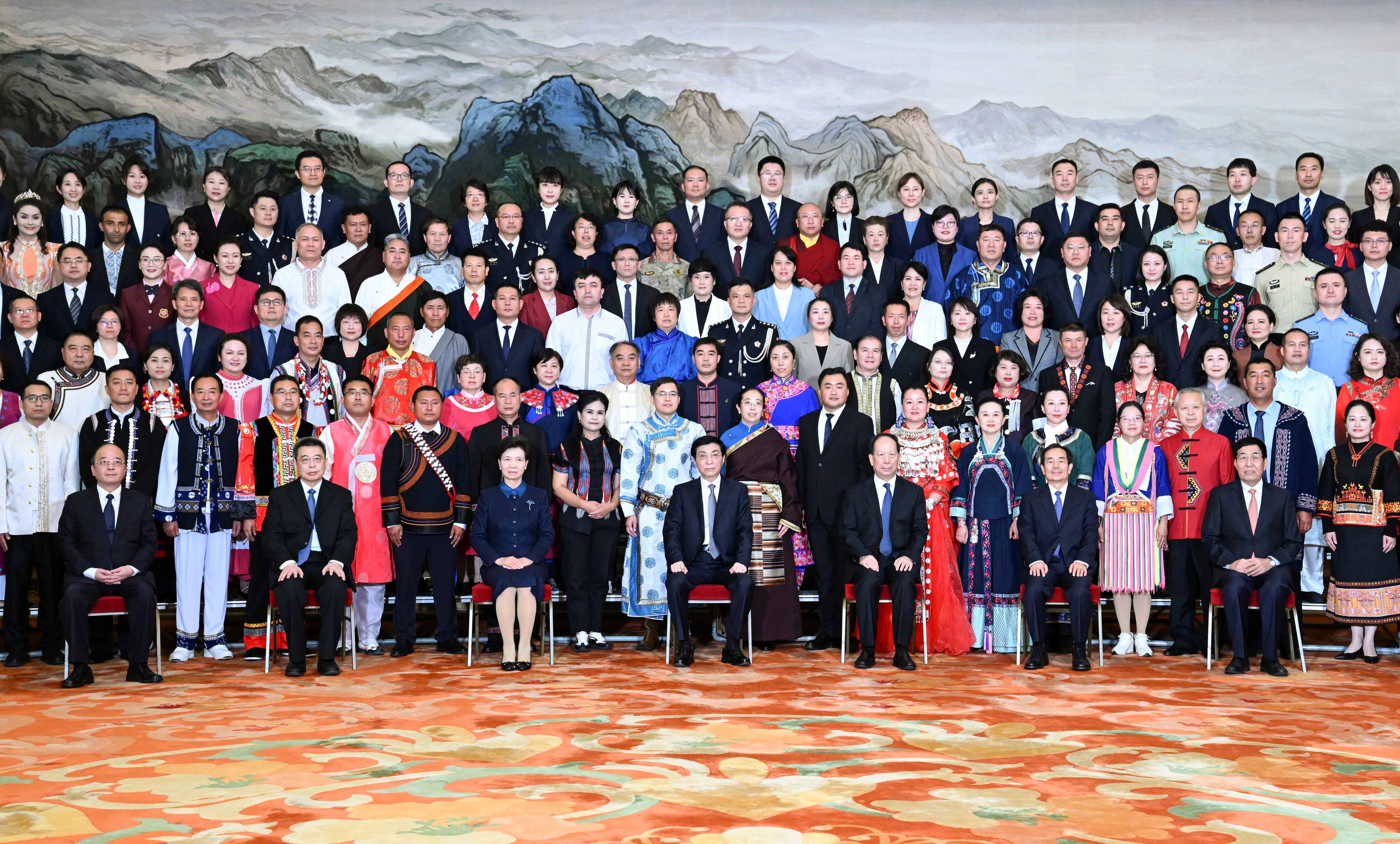 3、各民族代表大合照(1)